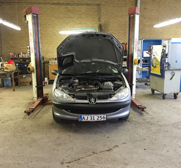 Serviceeftersyn på bil i Knebel